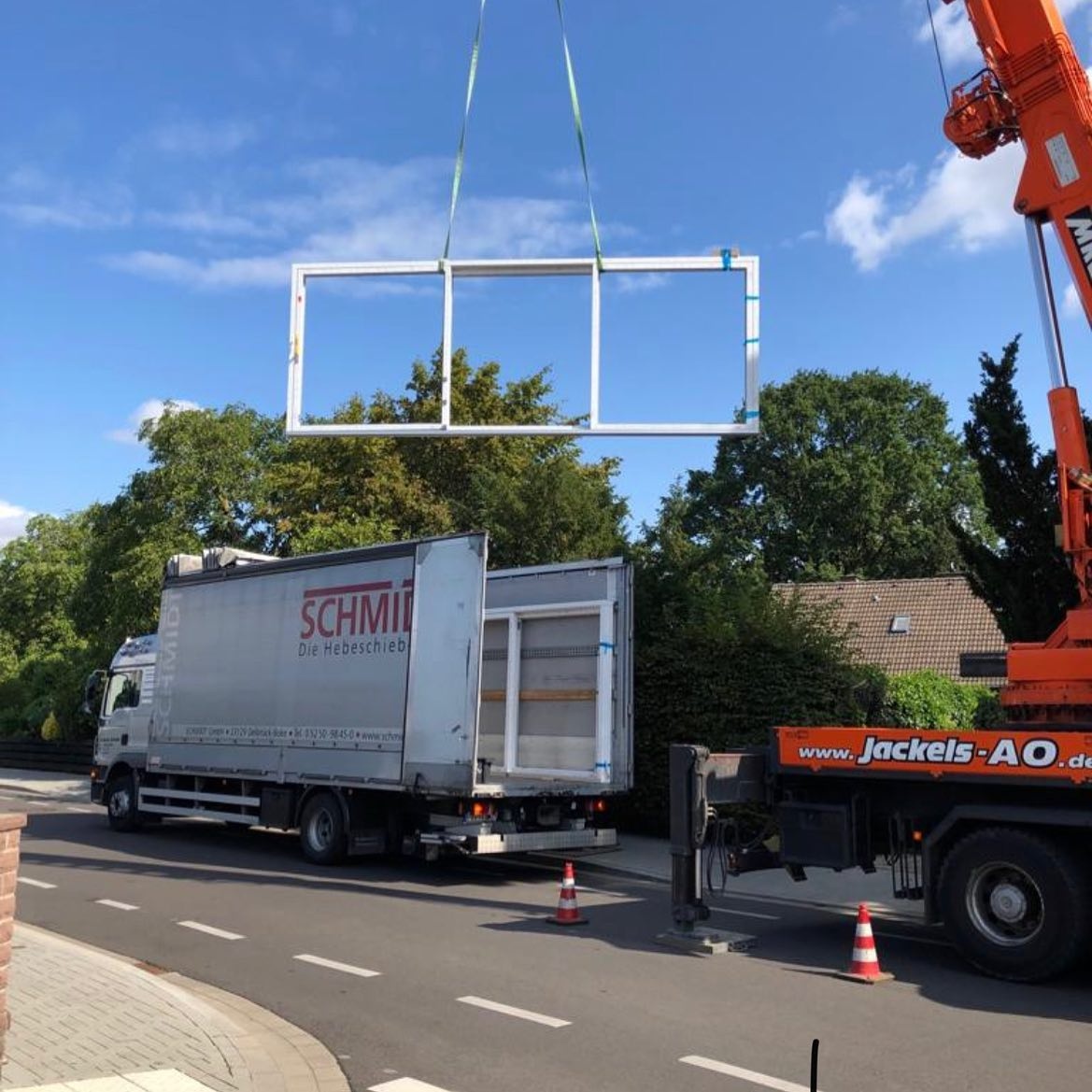 Kranverladung von Bauteilen auf Spedition Schulte LKW